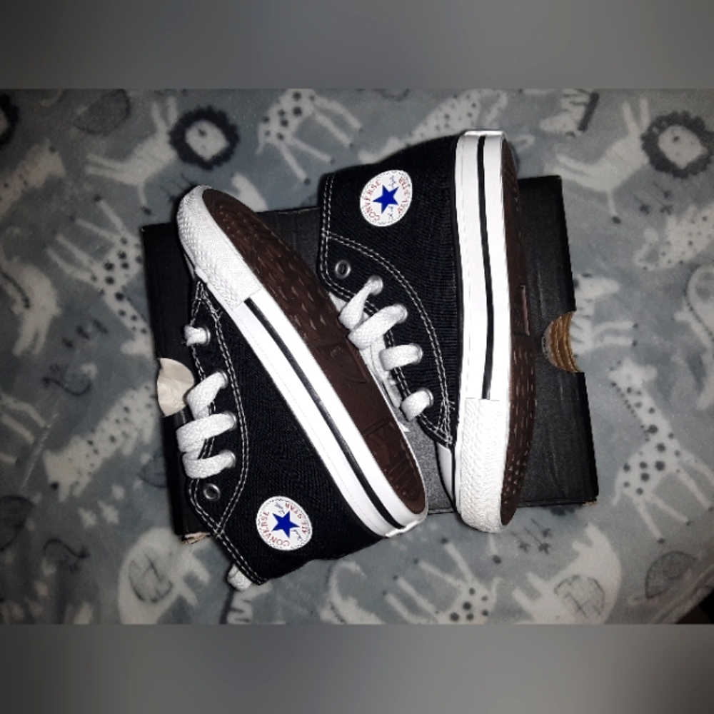 **SOLD**Converse toddler size 7